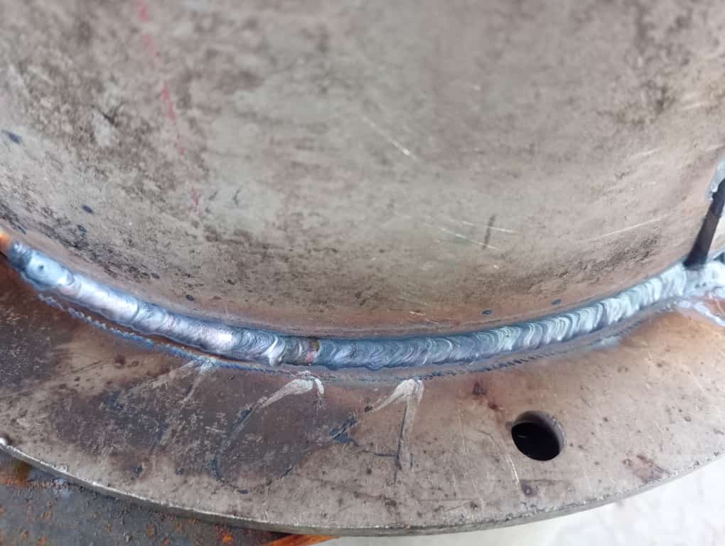 Detalle de soldadura en componente metálico