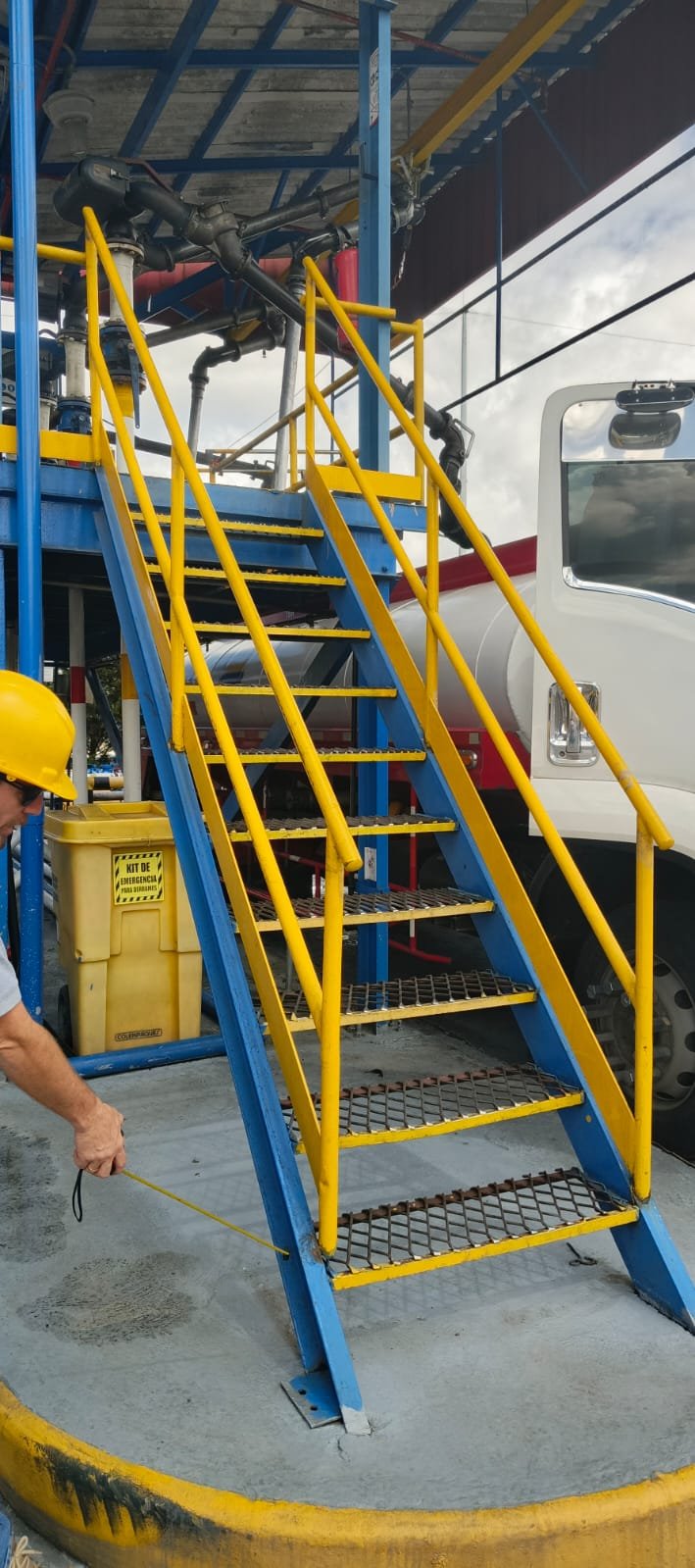 Escalera y plataforma metálica para carrotanque