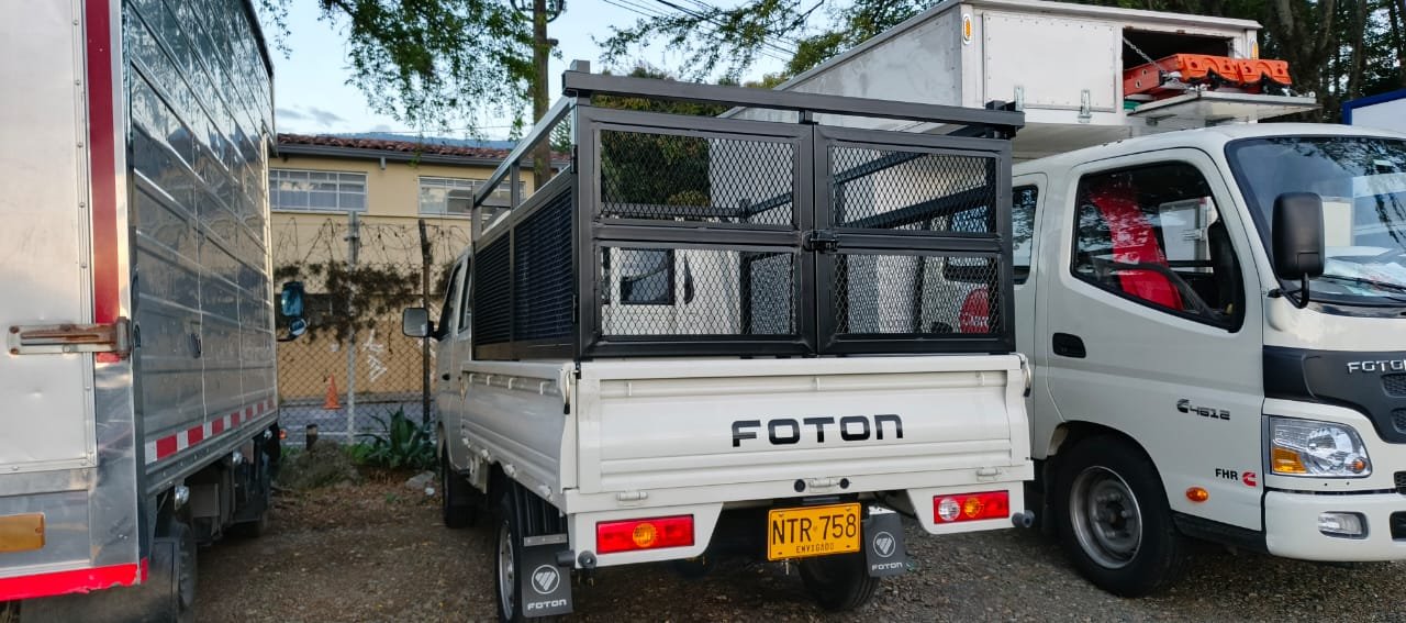 Estructura metálica instalada en vehículo Foton