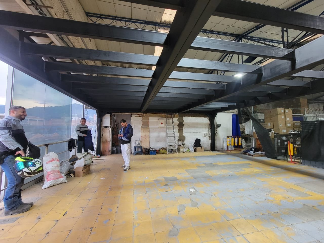 Estructura metálica tipo mezzanine construida en interior