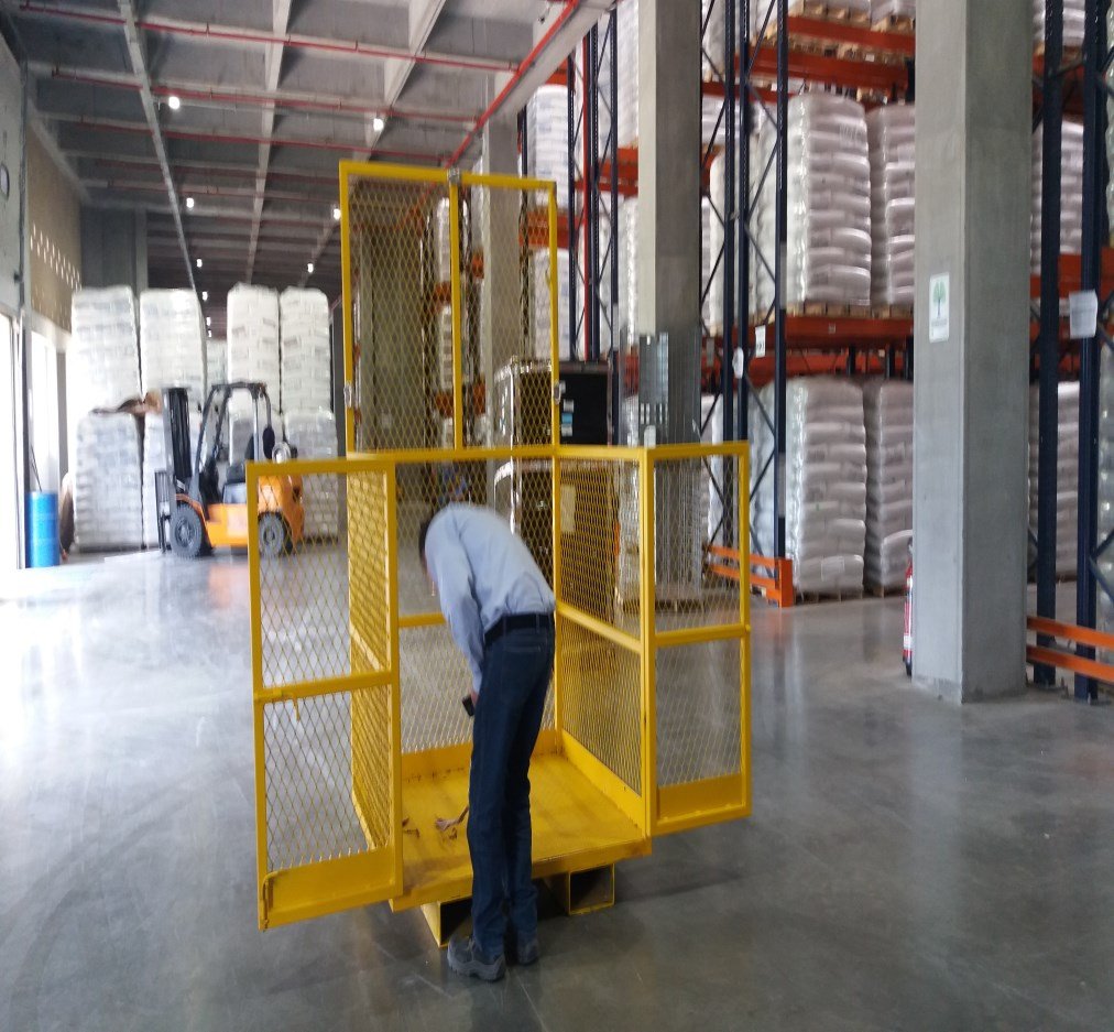 Canastilla de protección para montacargas en instalación industrial