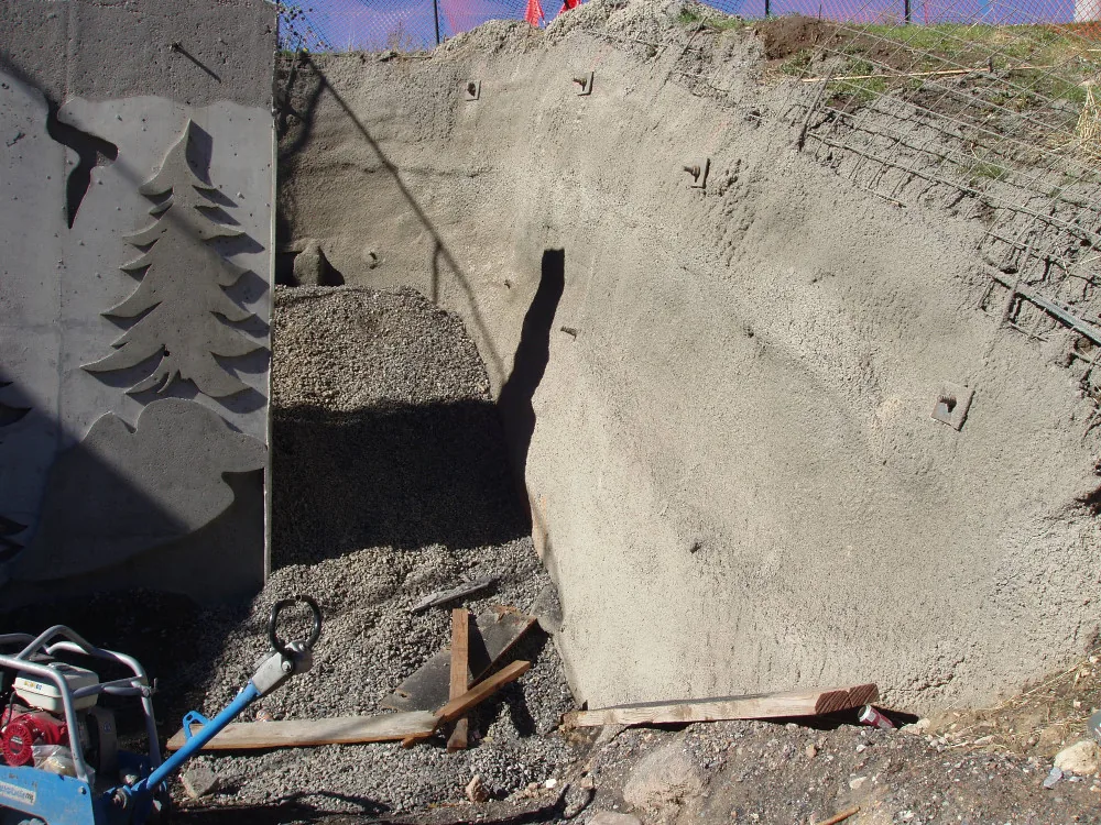 Recubrimiento con concreto lanzado en talud reforzado