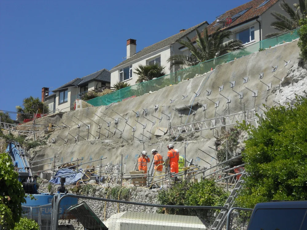 Estabilización de talud con barras de refuerzo y concreto lanzado