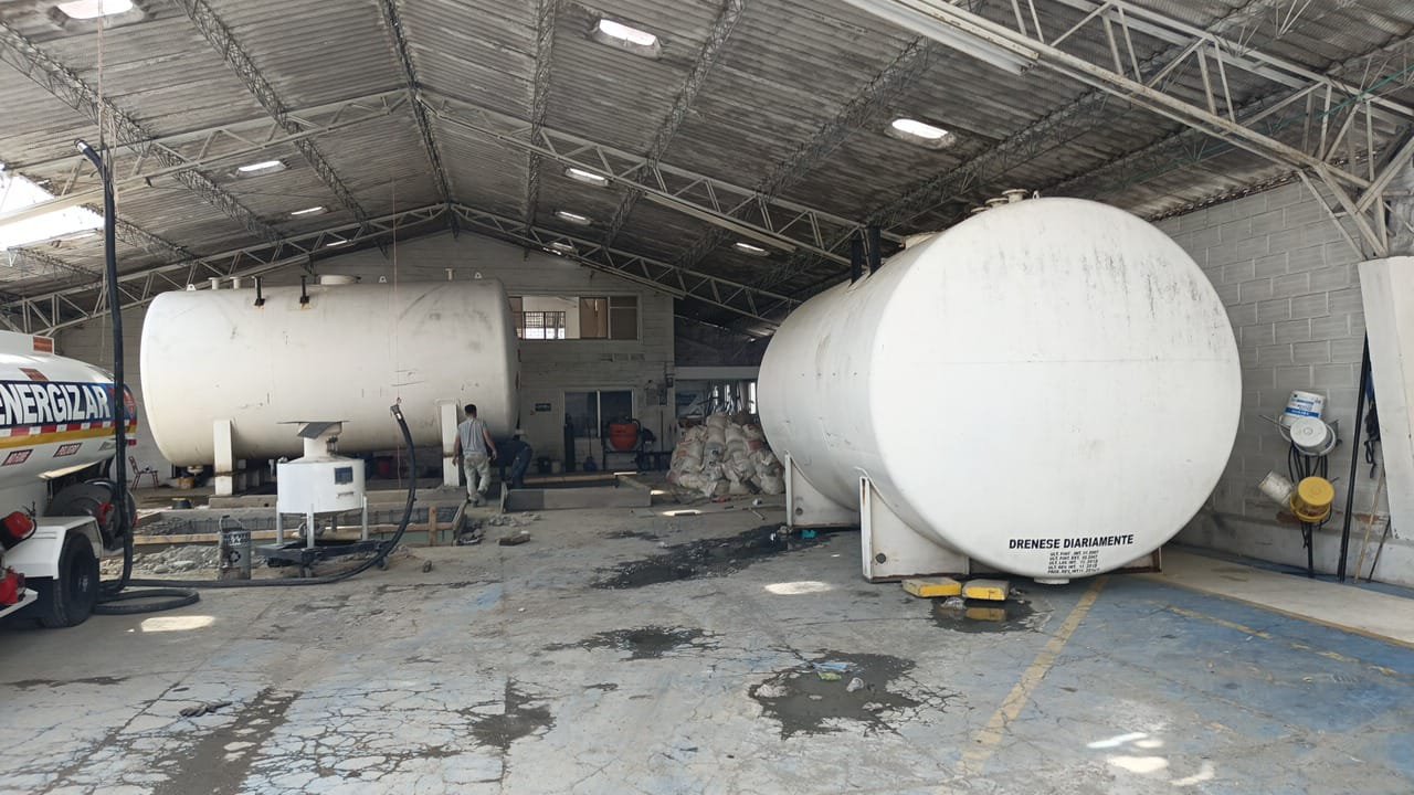 Tanques industriales de almacenamiento en bodega